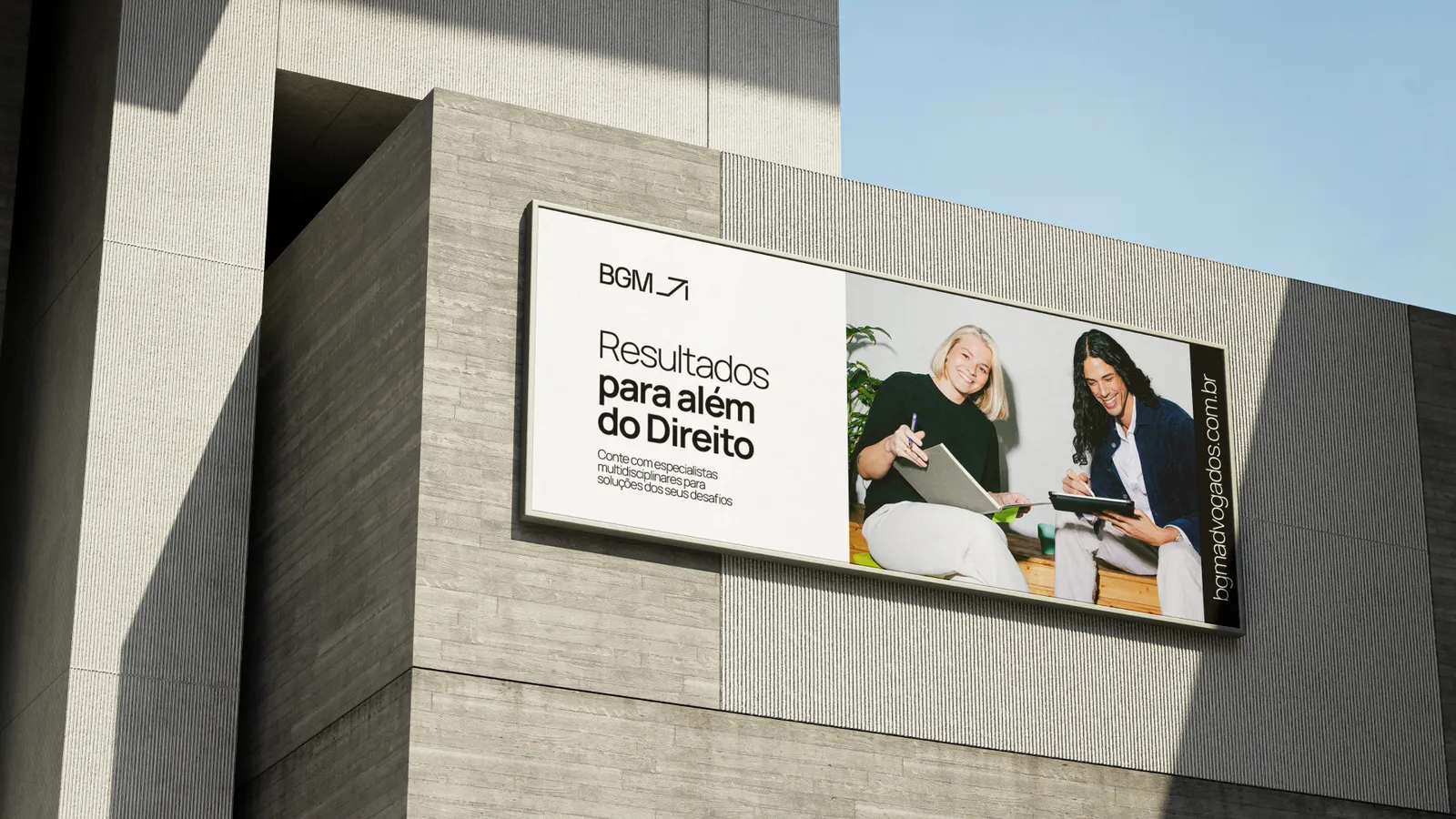 Outdoor na fachada com a marca BGM Advogados