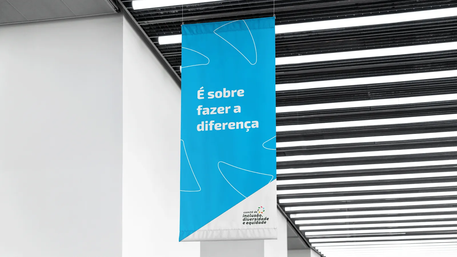 Banners na fachada com a campanha do Comitê de IDE